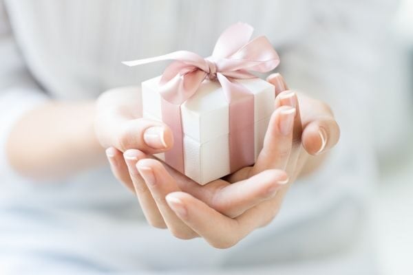 woman hands holding an inexpensive thank you gifts