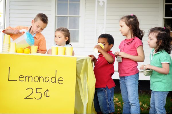 kids at lemonade stand