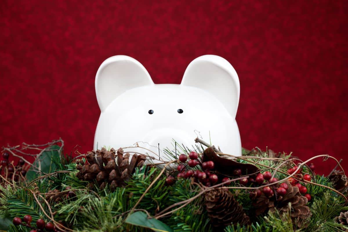 piggy bank in garland, Christmas challenge savings