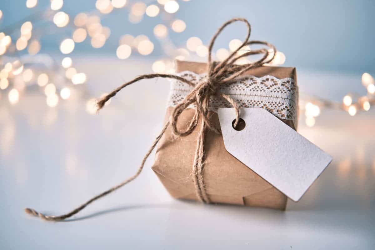 featured image; minimalist Christmas gifts and ideas