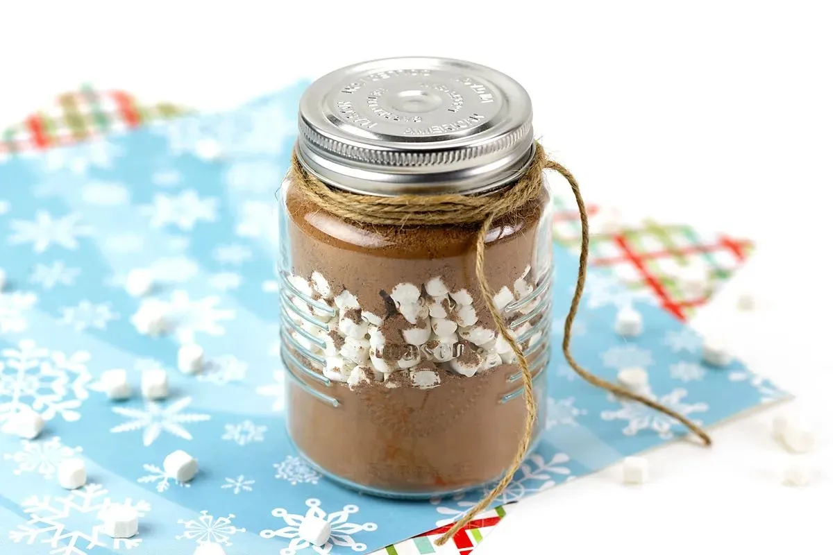 DIY homemade edible birthday gifts for friends and neighbors; hot chocolate mix in a jar