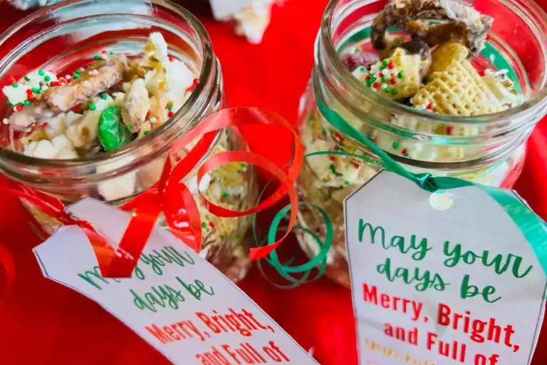 Christmas snack mix gift ideas pritnable tag; white chocolate; holiday sweet and salty
