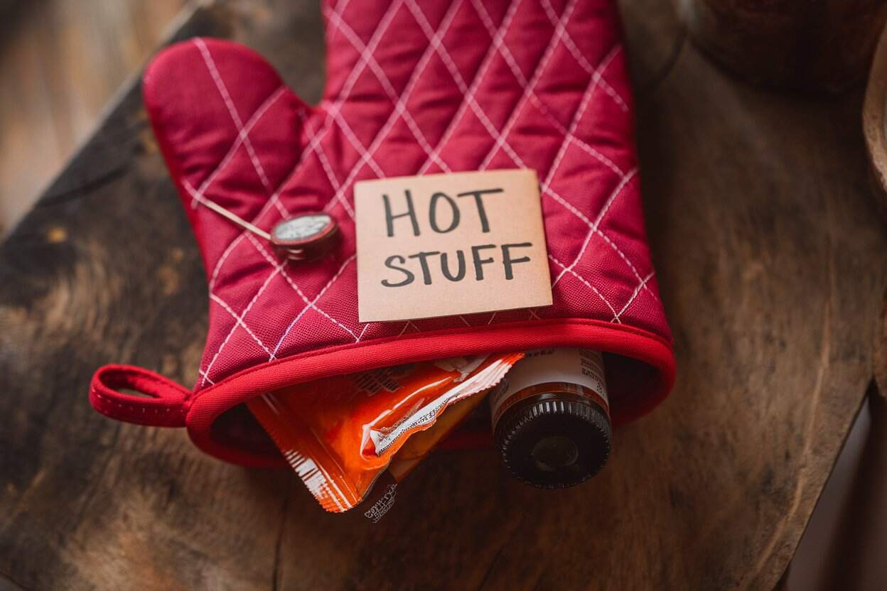 hot stuff oven mitt gift set